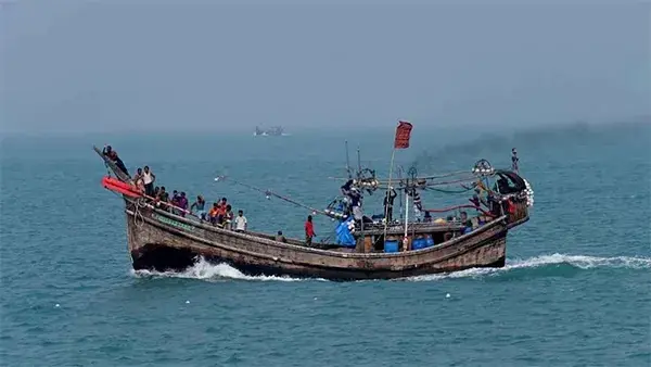 বাংলাদেশি মাছ ধরার ট্রলারে ‘মিয়ানমারের নৌবাহিনীর’ গুলিতে নিহত ১, আহত ২